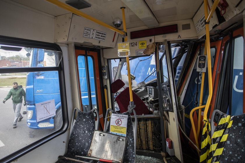 Zderzenie tramwaju z ciężarówką w Gdańsku. Ranna motornicza