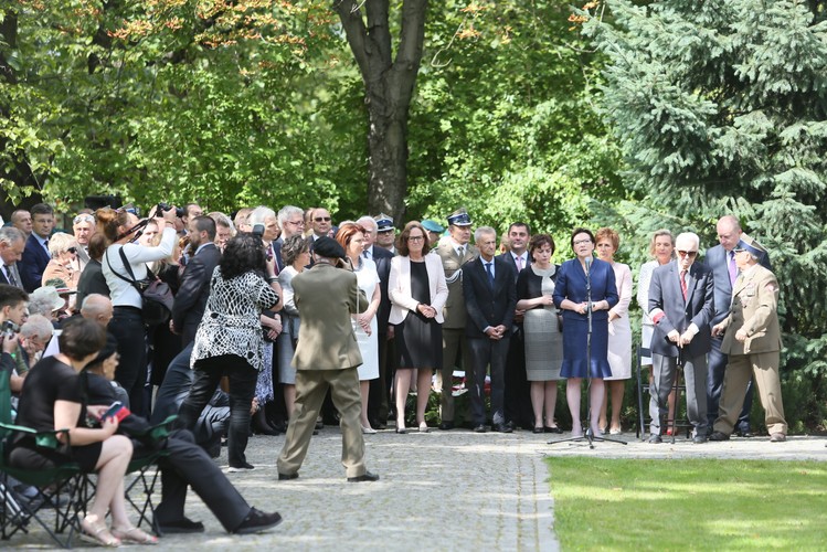 <strong>Uroczystości przy  pomniku Mokotów Walczy 1944 </strong>
<br><br> 
Premier Ewa Kopacz i prezes środowiska Żołnierzy Pułku AK 