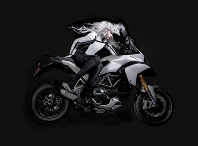 Naga kobieta i Ducati. Autorką zdjęć jest młoda artystka fotografii, Elizabeth Raab - jej specjalnością są kreatywne portrety. Ze zdjęć wykonanych jej ręką biją silne emocje. Fotografie, które możecie obejrzeć w naszej galerii można kupić w większych rozmiarach na stronie Ducati Art.