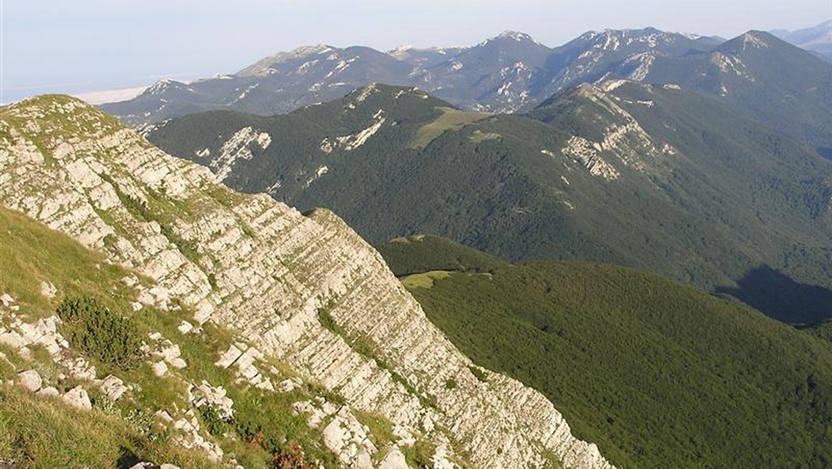 Chorwacja to nie tylko wyspy i ciepłe morze. Na znudzonych plażowaniem czekają góry zamieszkane przez wilki, niedźwiedzie i — jak głoszą ludowe podania — leśne wróżki.