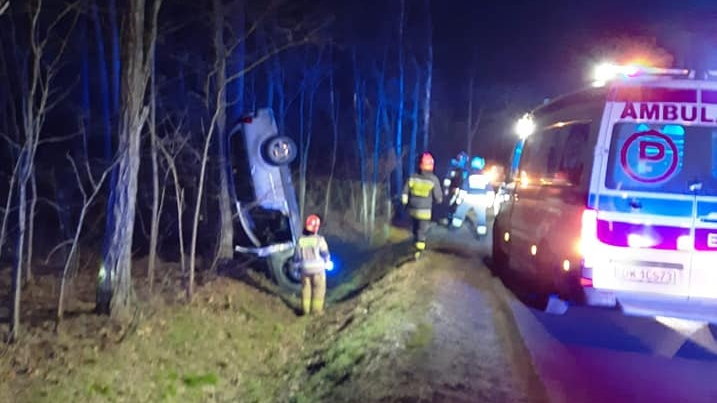 Powiat sieradzki: Samochód uderzył w drzewo. Kierowca uciekł z miejsca wypadku