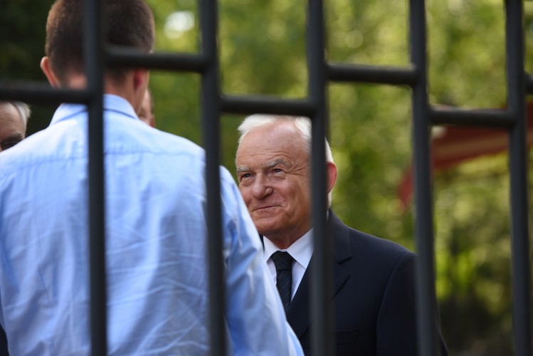 Lider SLD Leszek Miller przybył na Cmentarz Jeżycki w Poznaniu na uroczystości pogrzebowe Jana Kulczyka