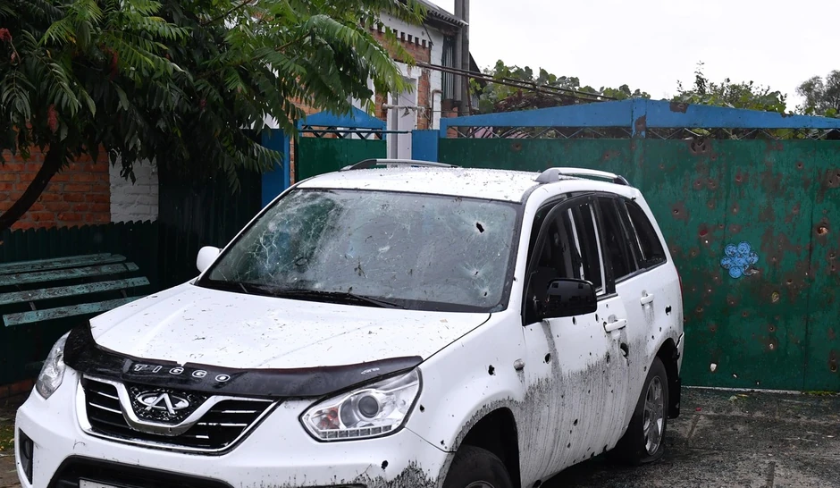 Automobil oštećen granatiranjem u selu Logačevka u Belgorodskoj oblasti 12. septembra
