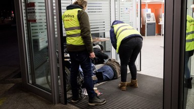 Witajcie na dworcu w Hamburgu. "Wychudzone postacie włóczą się, tworzą małe grupy i biorą narkotyki". Wśród nich większość to Polacy, Rumunii i Bułgarzy