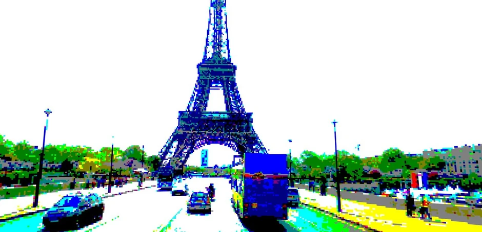 Ulični pogled na Ajfelov toranj u Parizu