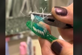 Uzela je STARU ČETKICU ZA ZUBE, pokidala vlakna i napravila NAJKORISNIJU stvar za kupatilo: Ovaj trik štedi BRDO PARA