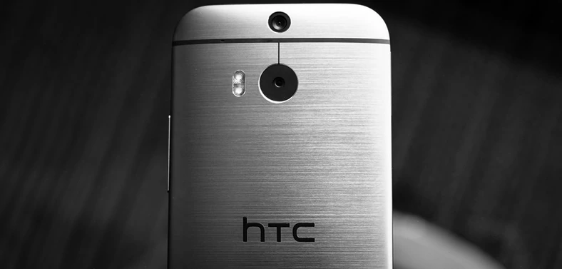 HTC One M8 już w 2014 roku stawiał na duże piksele głównego aparatu i dodatkowy aparat, który badał głębię fotografowanej sceny. Wtedy była to awangarda, dziś jest to codzienność.