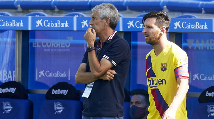 A Bayern elleni 2-8 után az edző, Quique Setién (balra) repül a kispadról, Lionel Messi pedig távozni akar/ Fotó: Getty Images