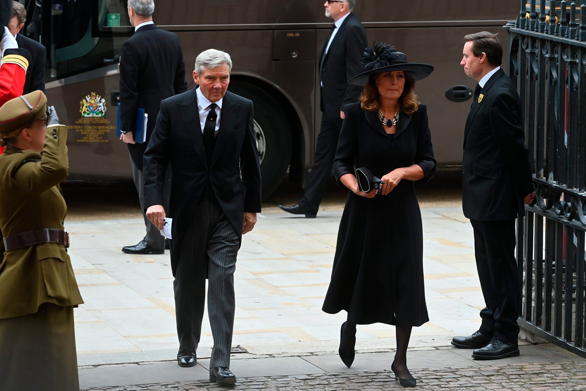 Rodičia princeznej z Walesu, Michael a Carole Middletonovci, prichádzajú do Westminsterského opátstva.