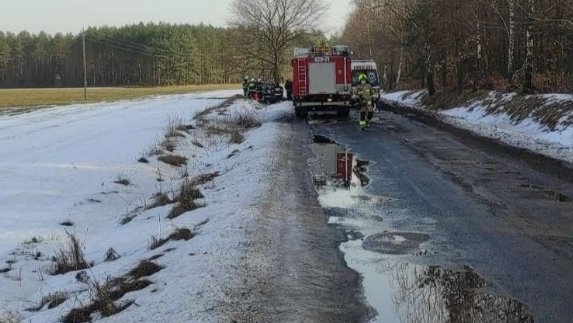 Zderzenie z drzewem w pobliżu miejscowości Otrzep