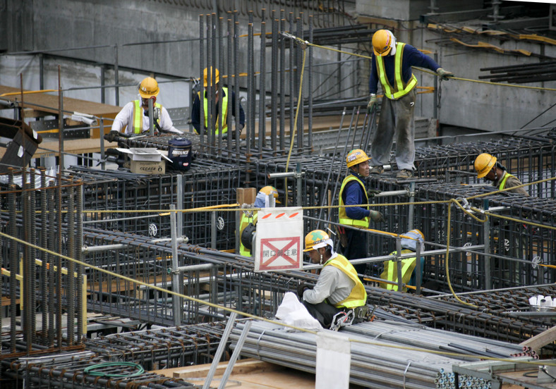 Robotnicy pracują na budowie Tokyo Sky Tree, fot. Kimimasa Mayama/Bloomberg