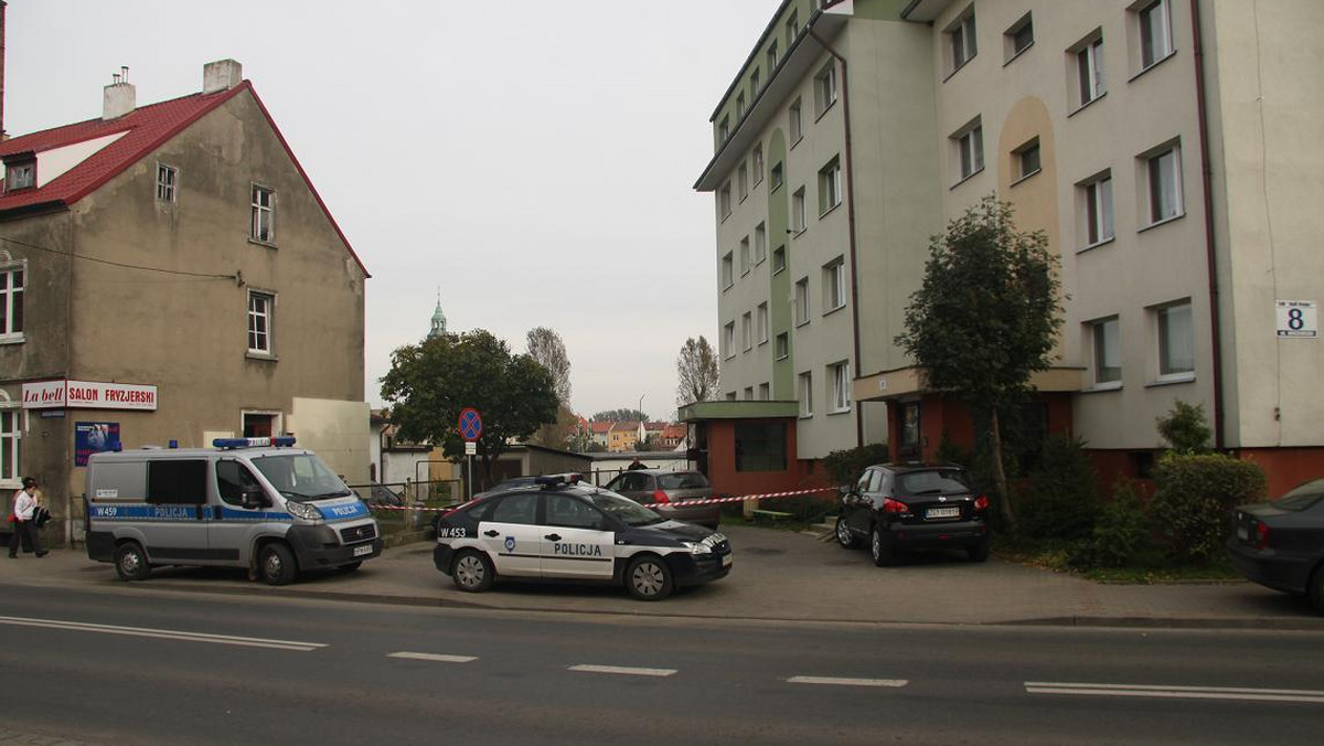 Ciała trzyletniego dziecka i 24-letniej kobiety znaleziono w mieszkaniu w Gryficach (zachodniopomorskie). Policja poszukuje ich zabójcy - poinformował rzecznik prasowy komendy wojewódzkiej policji w Szczecinie Przemysław Kimon.