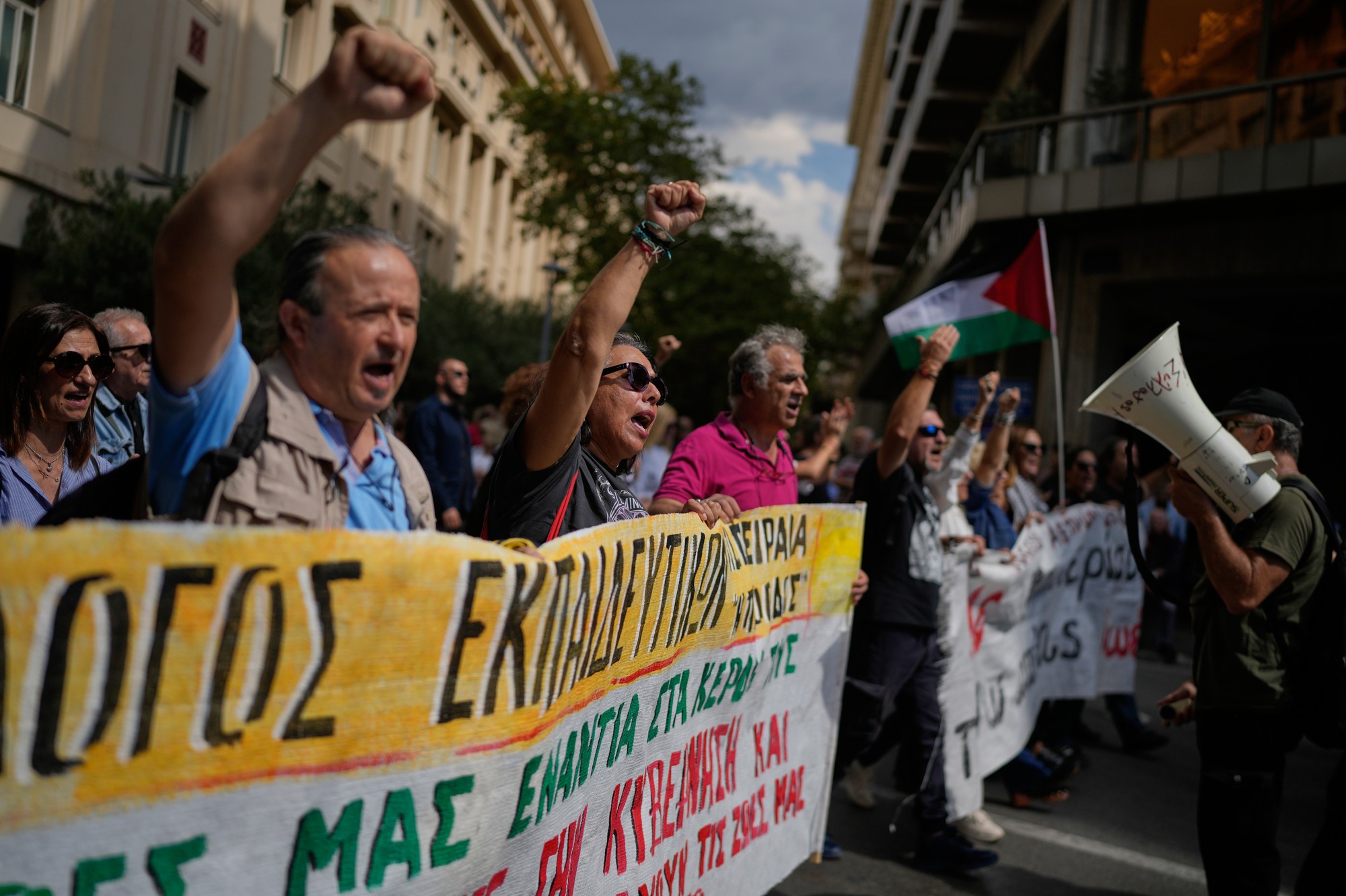 Protesty v Grécku pokračujú. 