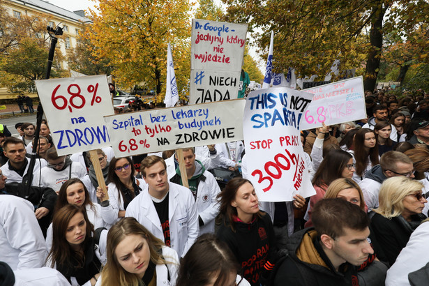 Marek Sawicki (PSL) zaproponował, by od 2018 r. przesunięty został 1 proc. podatku dochodowego na składkę zdrowotną. Poseł PSL poparł także postulat zdymisjonowania Konstantego Radziwiłła.