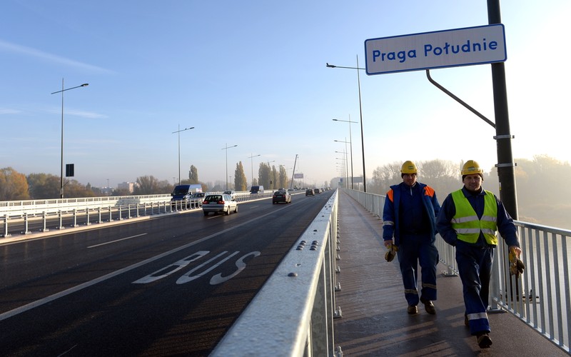 Most Łazienkowski jest przejezdny, ale trwają na nim prace. Między innymi na zjeździe na Puławy, który obecnie jest nieczynny. Na razie też przeprawą nie mogą poruszać się piesi, nie ma również przystanków autobusowych. <br><br>fot. (mae) PAP/Marcin Obara