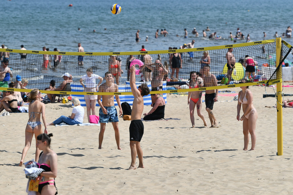 Upalny i słoneczny dzień na plaży w Gdańsku-Brzeźnie