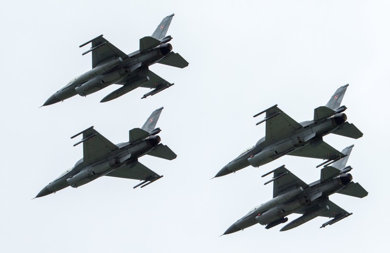Pokaz samolotów F-16
<br><br> (mr) PAP/Tomasz Koryszko