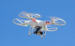 Niezidentyfikowany duży dron rozbił się koło Kętrzyna. Były na nim rosyjskie napisy? Jest śledztwo