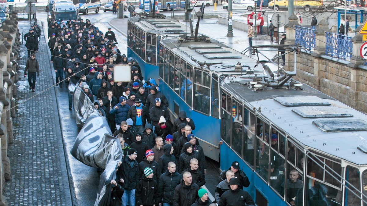 W manifestacji wzięło udział około 100 osób, które nie zgadzają się z tym, jak polski rząd traktuje kibiców - informuje "Radio Kraków".