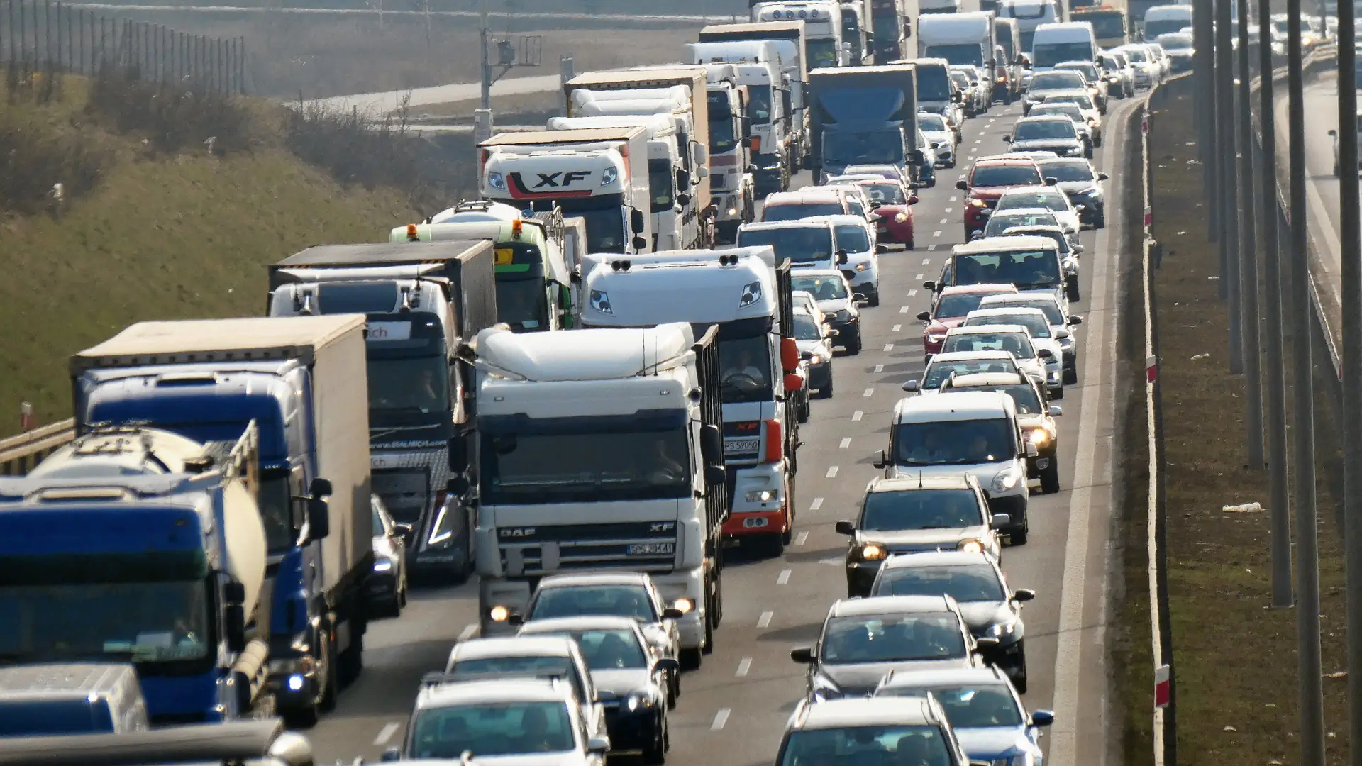 Parlament Europejski przeciwko zanieczyszczeniom. Chodzi o ciężarówki i autobusy