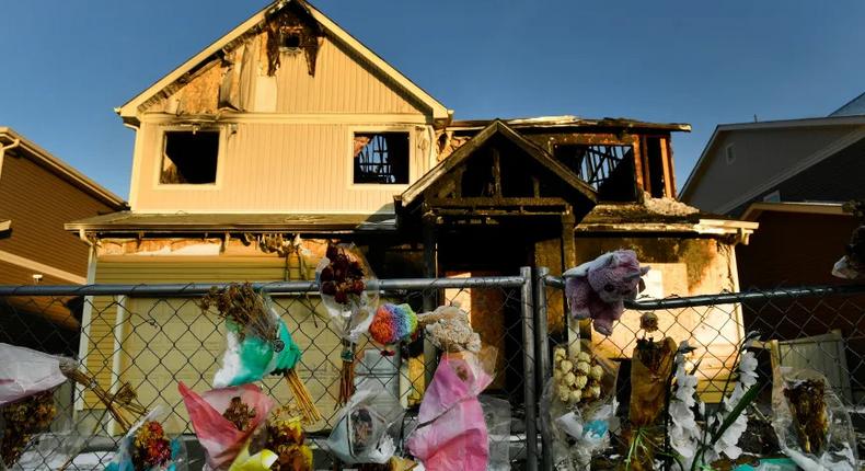 La-maison-incendiée-de-la-famille-Diol-est-toujours-clôturée-et-se-dresse-avec-de-vieux-bouquets