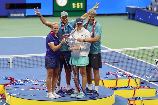 Daria Abramowicz (L), Maciej Ryszczuk (2L), Iga Świątek (2P), Tomasz Wiktorowski (1P) po wygranym wielkoszlemowym turnieju tenisowym US Open