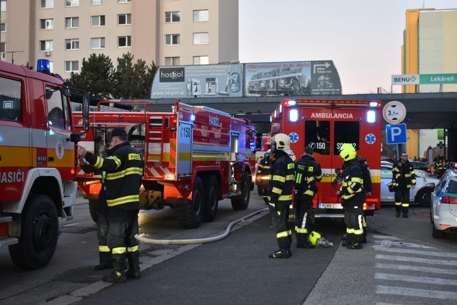 Hasiči v sobotu zasahovali pri požiari v potravinách v bratislavskej Rači.