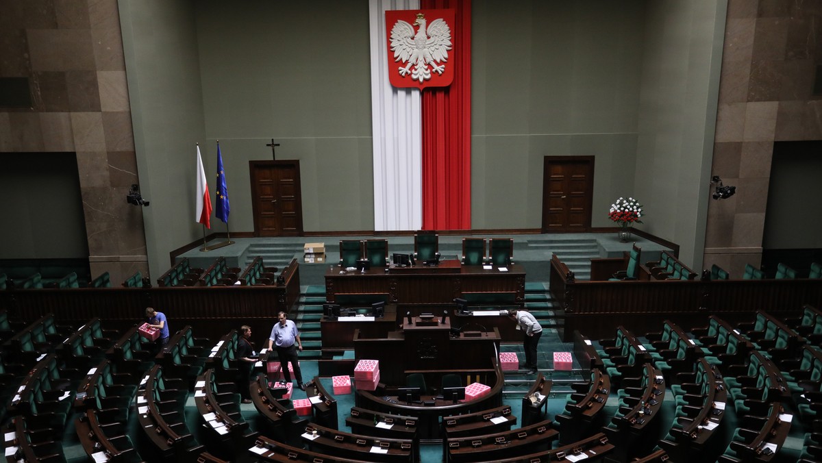 W Sejmie znalazłoby się aż 7 ugrupowań – tak wynika z sondażu przeprowadzonego przez Instytut Badań Pollster dla "Super Expressu", portalu se.pl i telewizji NOWA TV. PiS może liczyć na 47 proc. poparcia. Na PO chciałoby zagłosować 19 proc. respondentów, a na SLD – 8 proc.