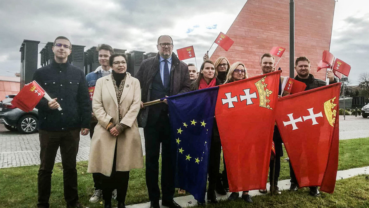 "Nie bójcie się polskiej flagi! Nie taplajcie też symboli Polski i Gdańska w waszym politycznym projekcie utrzymania się na powierzchni" - w ostrych słowach do polityków PO i prezydenta Adamowicza zwraca się dyrektor MIIWŚ dr Karol Nawrocki. Nawet krytyczni do działań nowych władz Muzeum historycy uważają, że ten konkretny protest Platformy Obywatelskiej pozostawia wiele do życzenia.