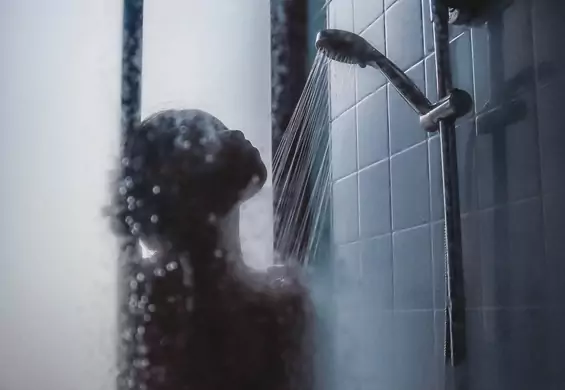 Czyszczenie szklanej kabiny prysznicowej to utrapienie. Chyba że zastosujesz te triki