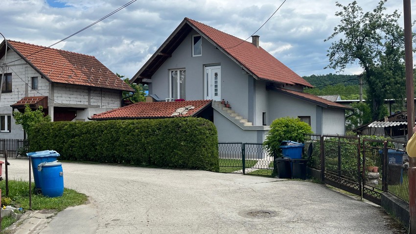 Kuća u Arilju gde je devojka bacena sa terase