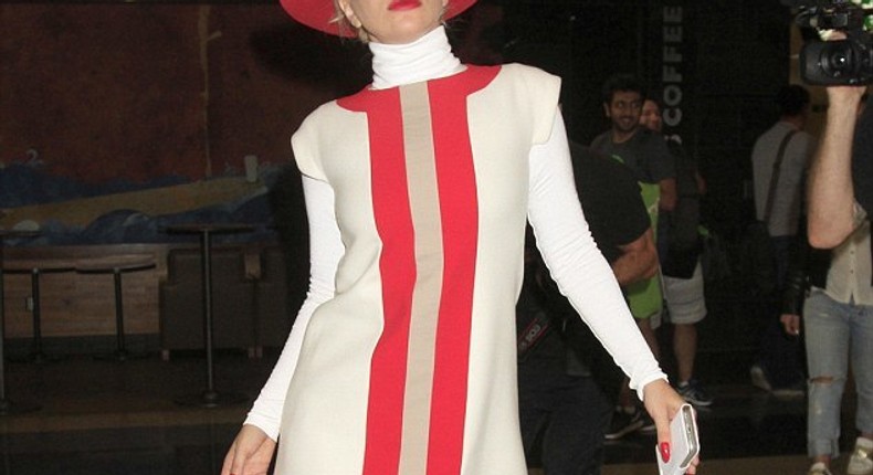 Lady Gaga shows off ladylike look in '60s inspired dress