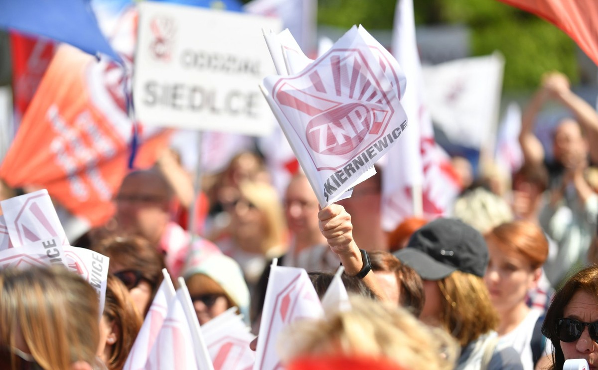 Kwota bazowa była zamrożona od 2009 r. i dopiero teraz wzrasta o 2,3 proc., co daje około 50 zł brutto.