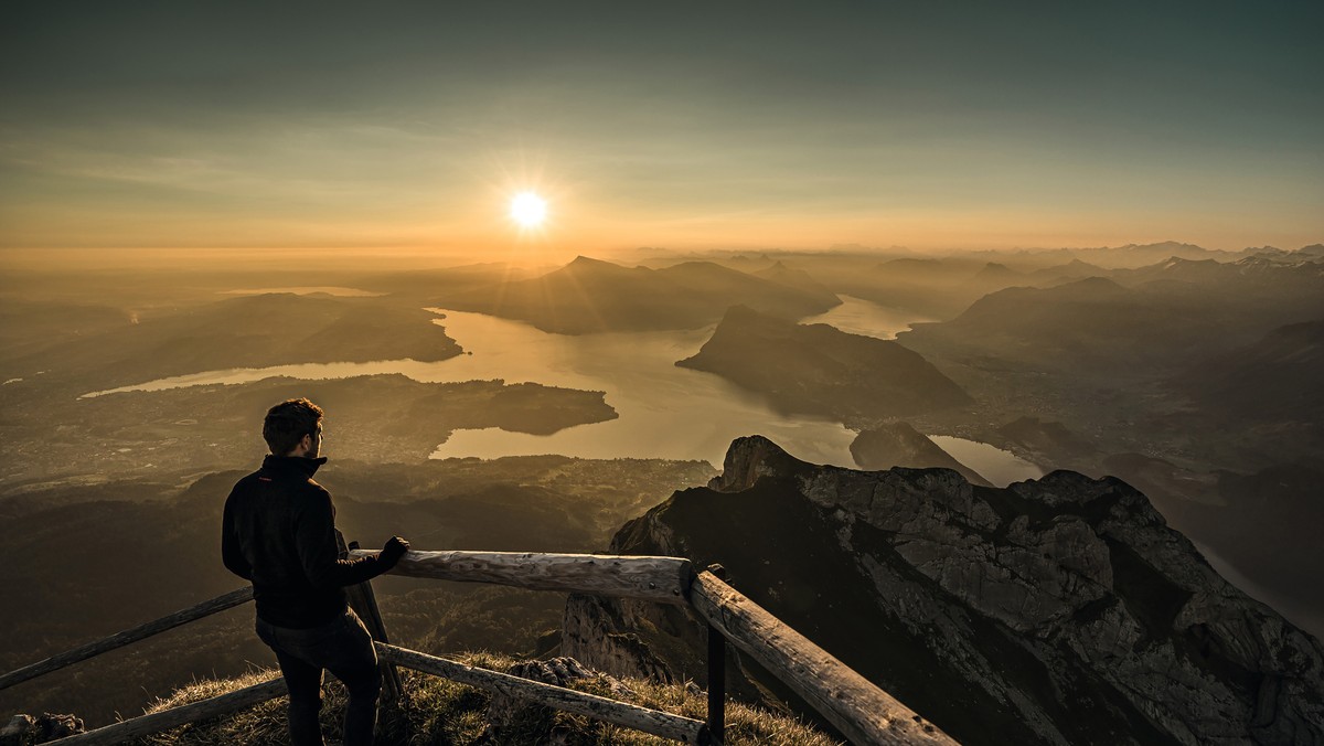 Wschód słońca nad Jeziorem Czterech Kantonów, widok z góry Pilatus