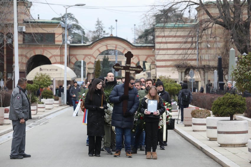 Mala Divna nosi očevu sliku u rukama, suze joj se slivaju niz lice