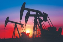 Ceny ropy spadają. Iran i Indie w centrum uwagi rynków paliw