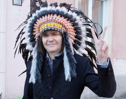 Robert Gawliński w pióropuszu na planie nowego klipu Wilków – ZDJĘCIA!