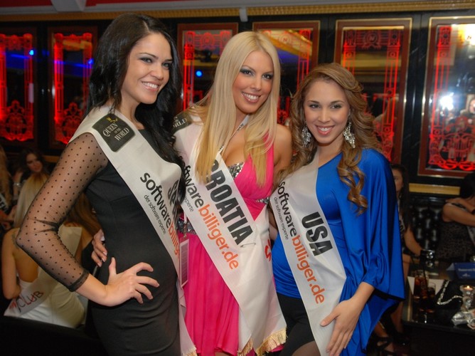 Kandydatki do tytułu 'Queen of the World 2011' na imprezie w warszawskim Sin Club.