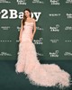 Miranda Kerr egy pántnélküli, púderrúzsaszín selyem Pamella Roland ruhát választott az eseményre, amelyre elkísérte milliárdos férje, Even Spielberg is.