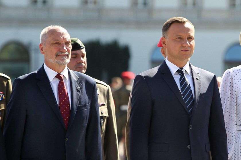 Duda przechodzi do ofensywy. To chce odebrać Macierewiczowi?