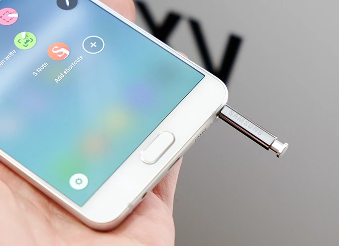 Mechanizm wyjmowania rysika S Pen w Samsungu Galaxy Note 5 jest bardzo wygodny w obsłudze