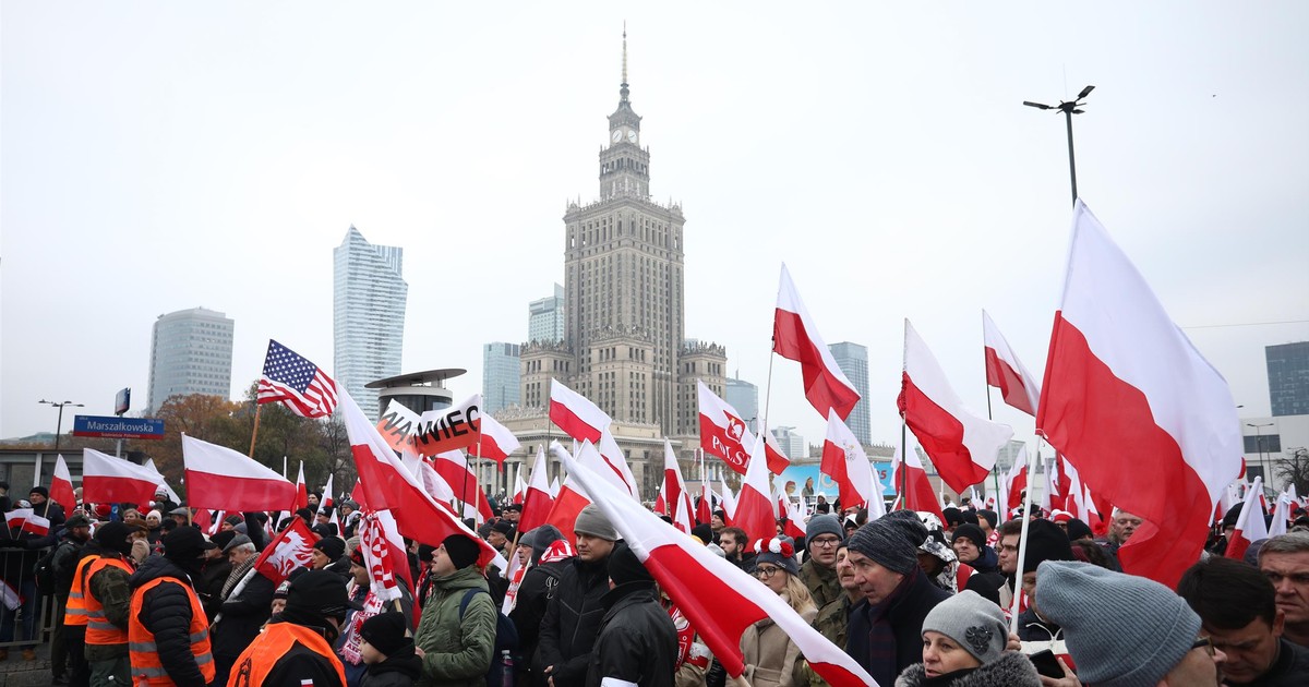 Godło i flaga do poprawki. W rządzie trwają prace
