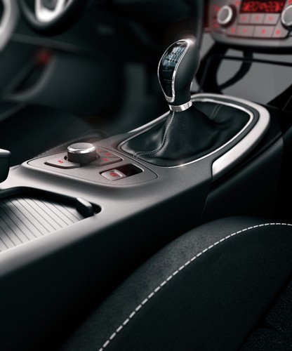 Pokrętło na tunelu środkowym obsłuży komputer pokładowy, funkcje telefonu komórkowego, ustawienia audio, nawigacji i inne fanaberie. Elektryczny hamulec postojowy 'zaciągnie' przełącznik przy dźwigni zmiany biegów