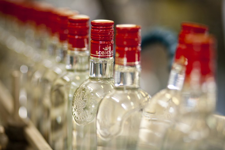 Wzrosło spożycie piwa do 95,1 litra z 91 litrów i wódki do 3,3 litra z 3,2 litra w przeliczeniu na 100 procentowy alkohol.