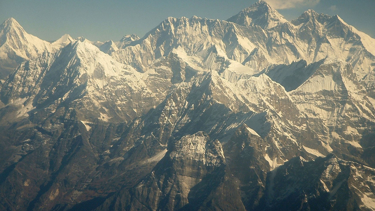 Zespół himalaistów pod kierunkiem doświadczonego Szerpy Apy wyruszył w środę na wyprawę na Mount Everest, by uprzątnąć tony śmieci z najwyższej góry świata.