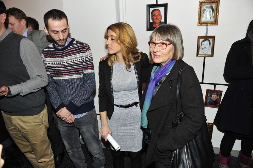 Fatos i Jehona, autori izložbe, sa Natašom Kandić, predsednicom Fonda za humanitarno