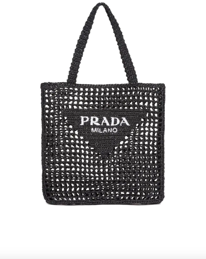 Accessoire de shopping élégant en raphia tressé de Prada, CHF 1480. 