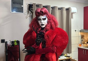 Vanet - visoka i vitka ruska dreg kraljica spremna za nastup | Foto: BBC