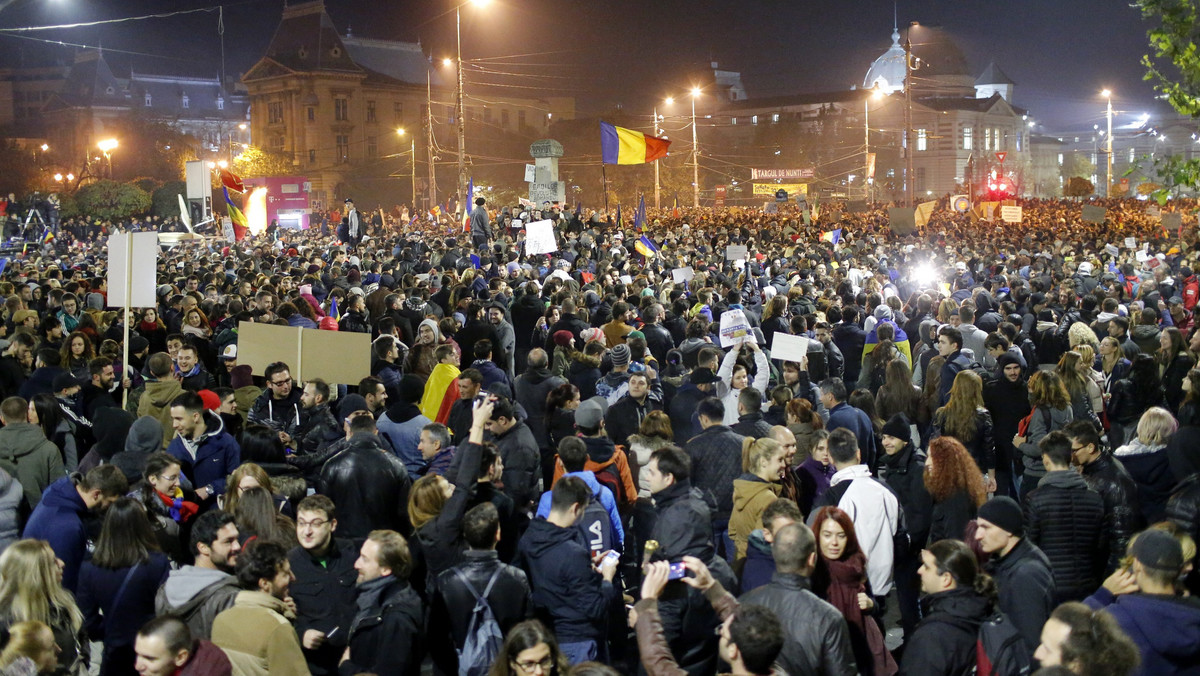 Tysiące obywateli Rumunii zebrały się wieczorem na drugim w ostatnich dniach proteście antyrządowym, domagając się rozpisania przyspieszonych wyborów i odnowy politycznych elit, zapoczątkowanej ich zdaniem przez dymisję rządu Victora Ponty.