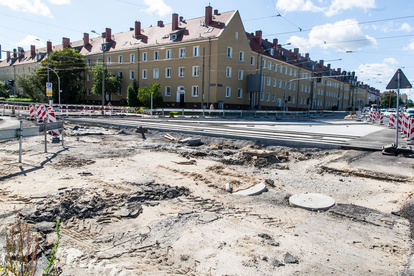 Trwa walka o możliwie najszybsze zakończenie przebudowy ulicy Dąbrowskiego.